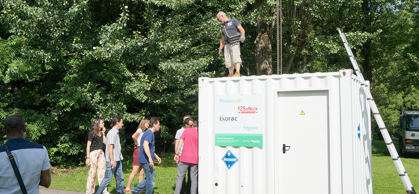 Le container est à terre, prêt à être ouvert...