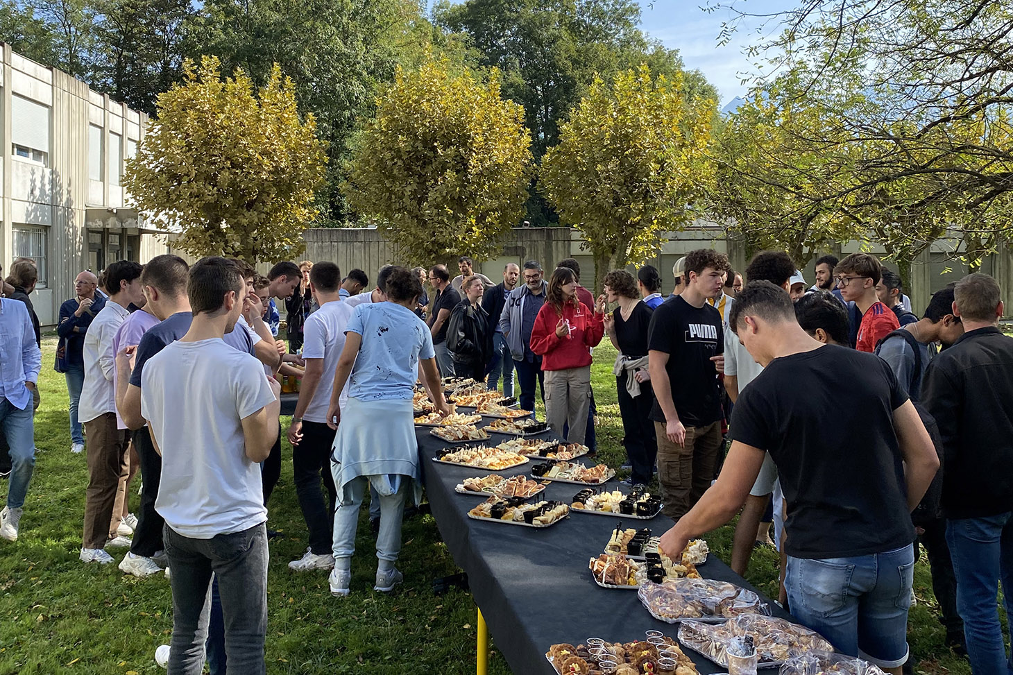 Un buffet convivial au soleil entre les étudiants, les entreprises et les enseignants