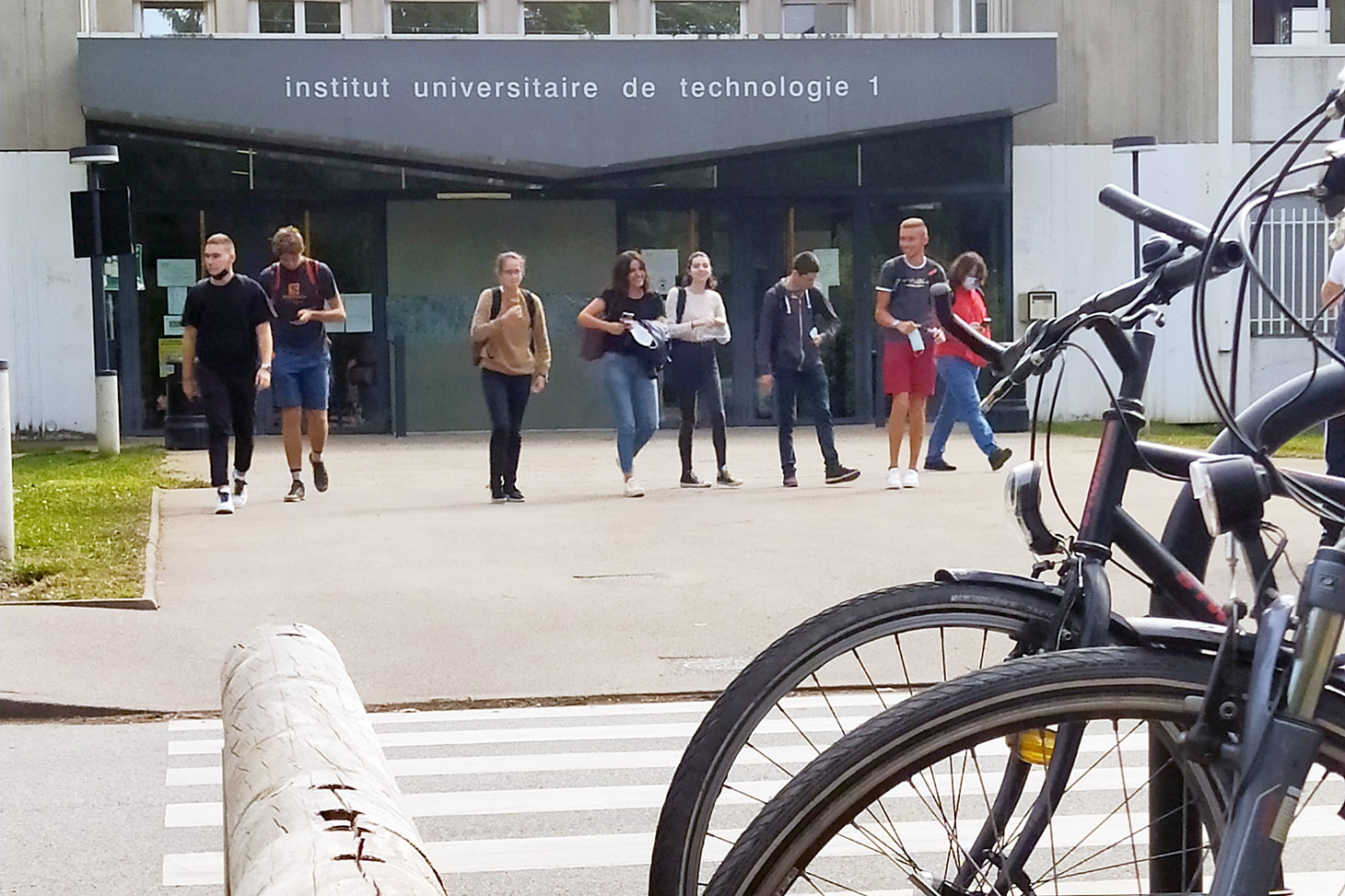 Etudiant·e·s sur le parvis et mobilité douce...!