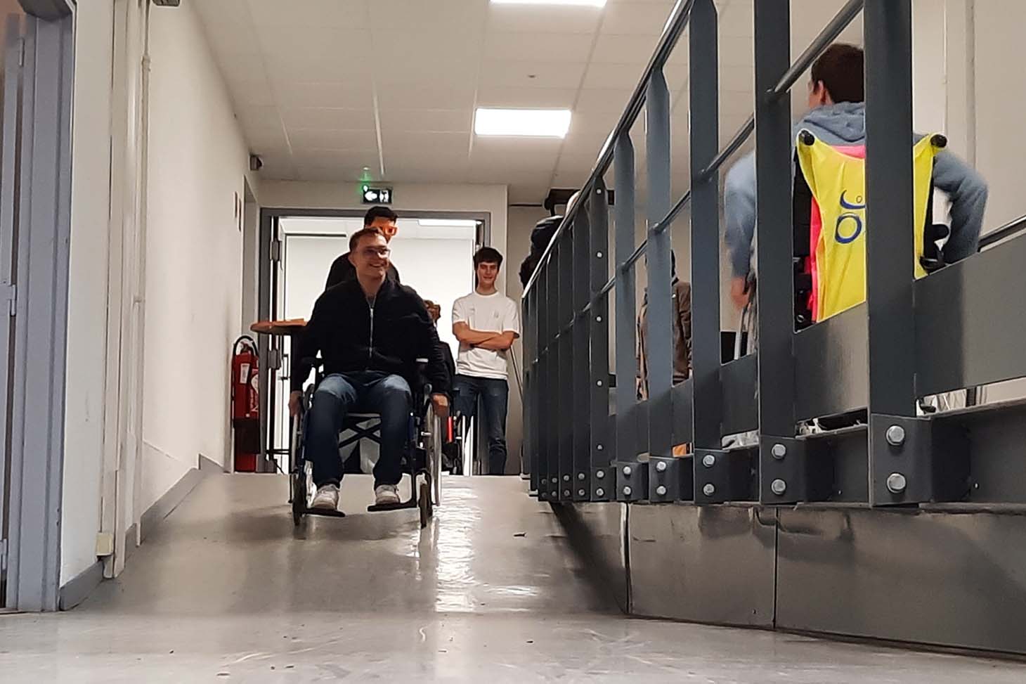 étudiants GMP testant la mobilité en fauteuil