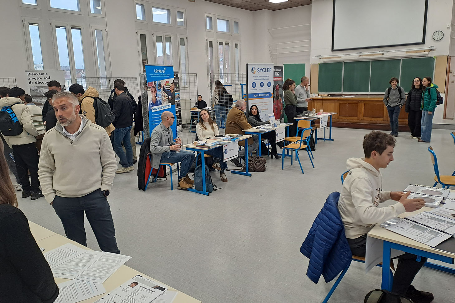 Moment d'échanges entre étudiants et entreprises en MT2E