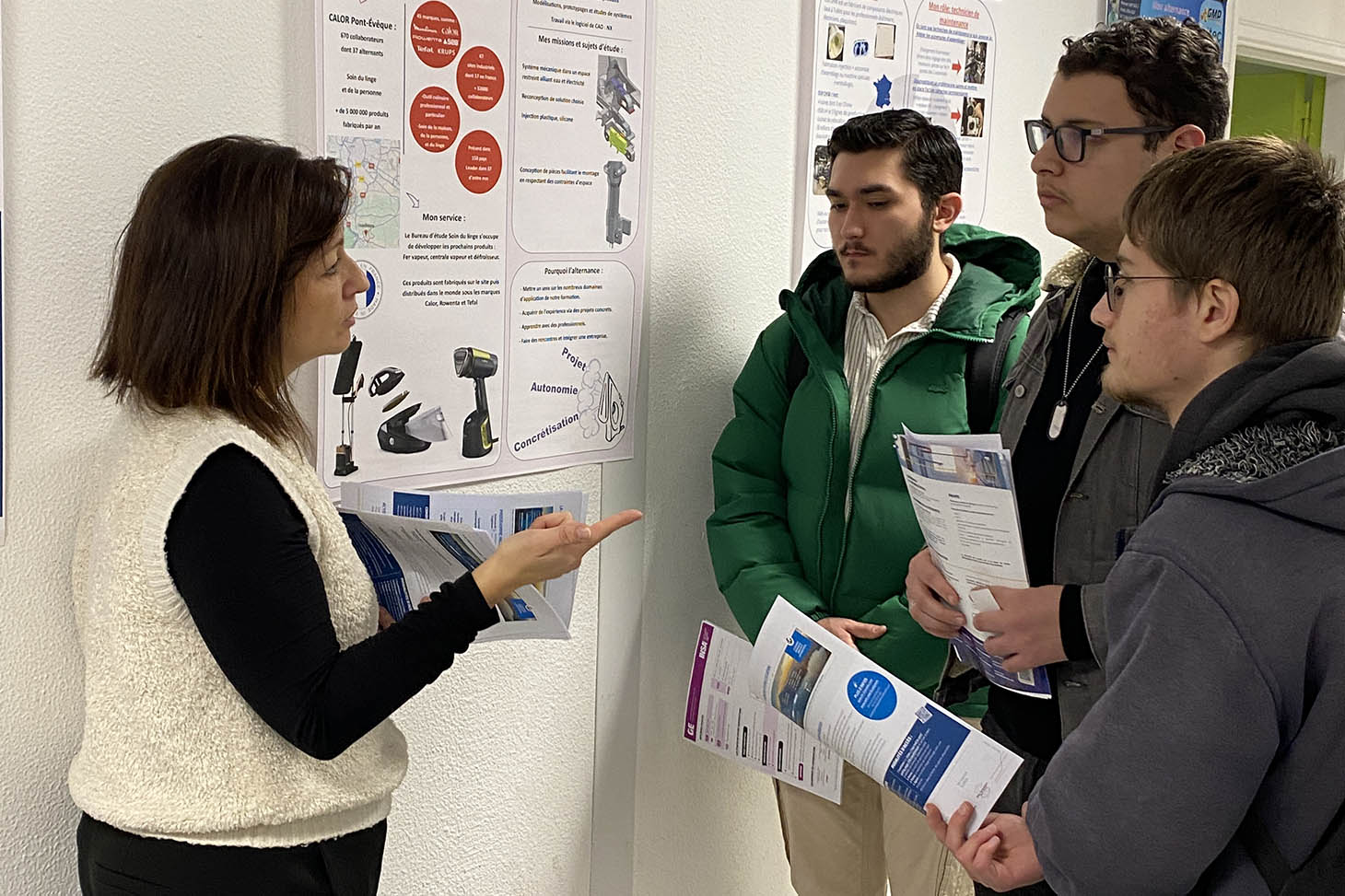 échanges entre une représentante de formation et des étudiants