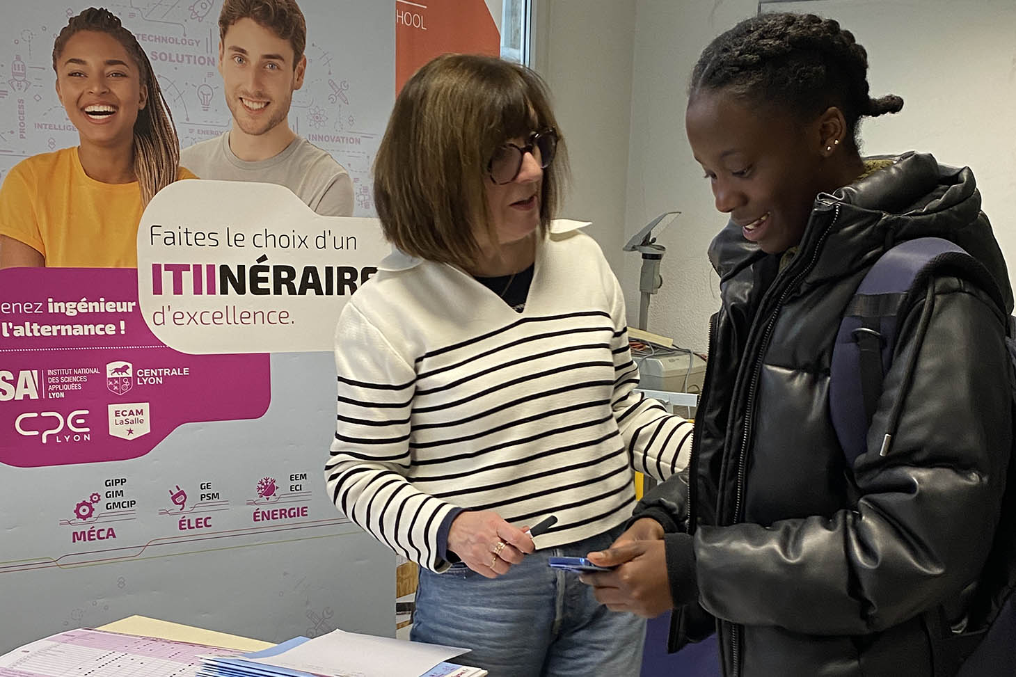 échanges entre une représentante de formation et une étudiante